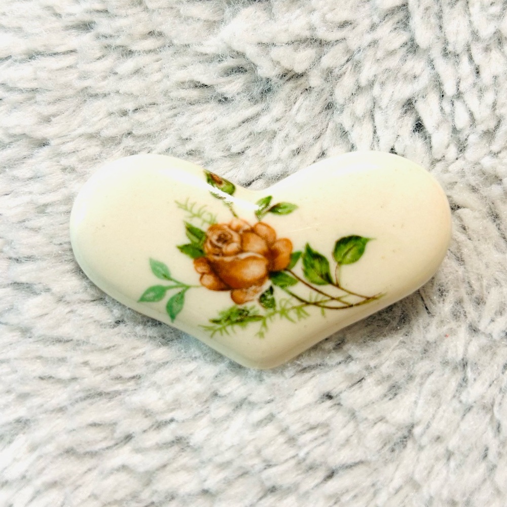 Porcelain or Ceramic Vintage heart-shaped brooch hand-painted rose floral design